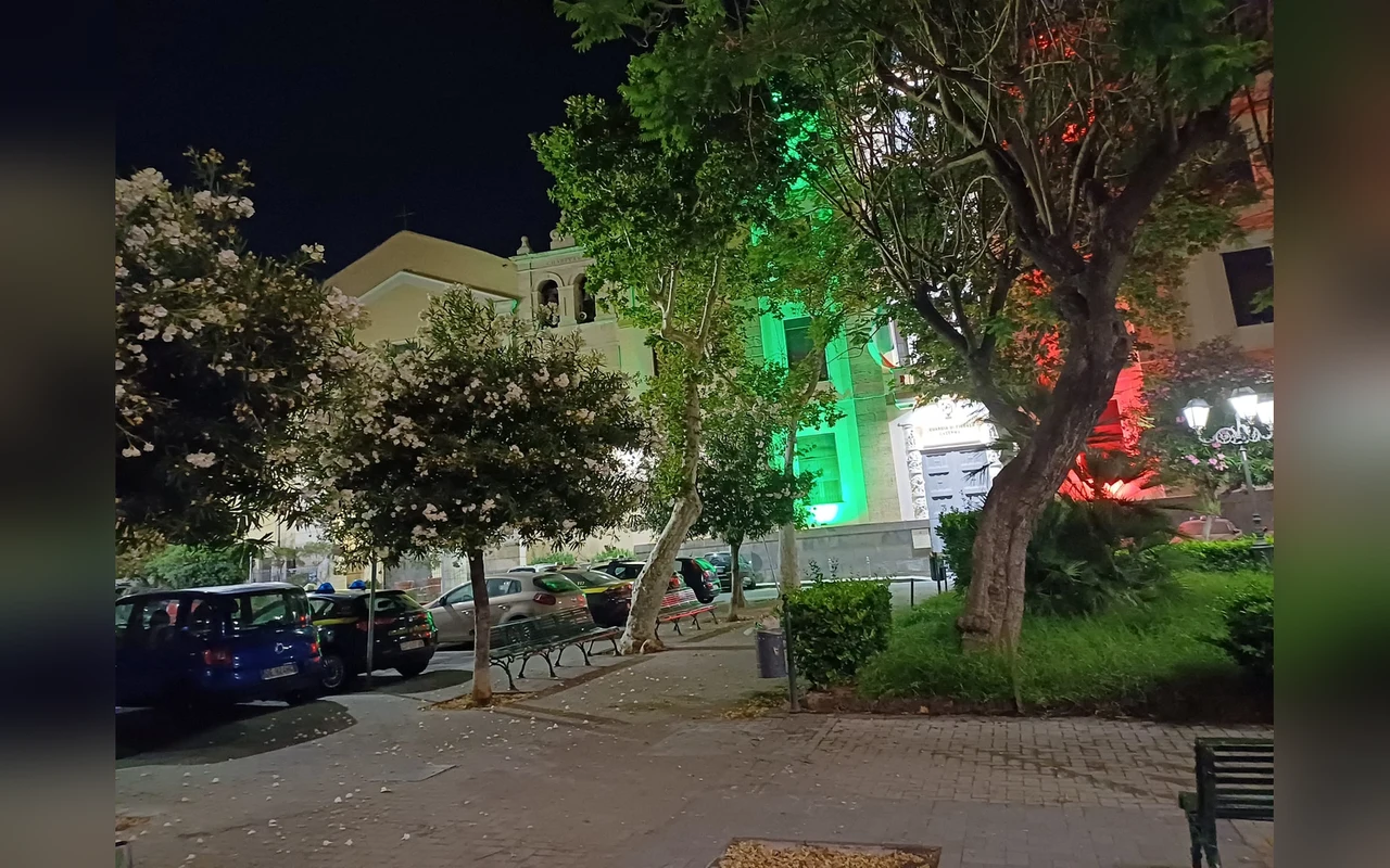 Dintorni: piazza e chiesa nel centro storico di Catania (Sicilia) (foto 10)