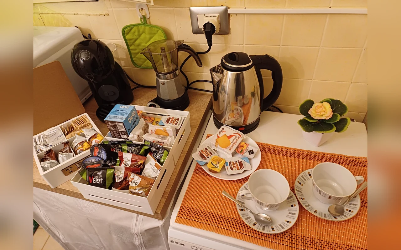 Angolo colazione con macchina del caffè — Dimora San Francesco 2, Catania (Sicilia) (foto 8)